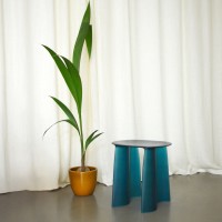 <a href="https://www.galeriegosserez.com/artistes/cober-lukas.html">Lukas Cober</a> - New Wave - Tabouret (Bleu de Prusse)